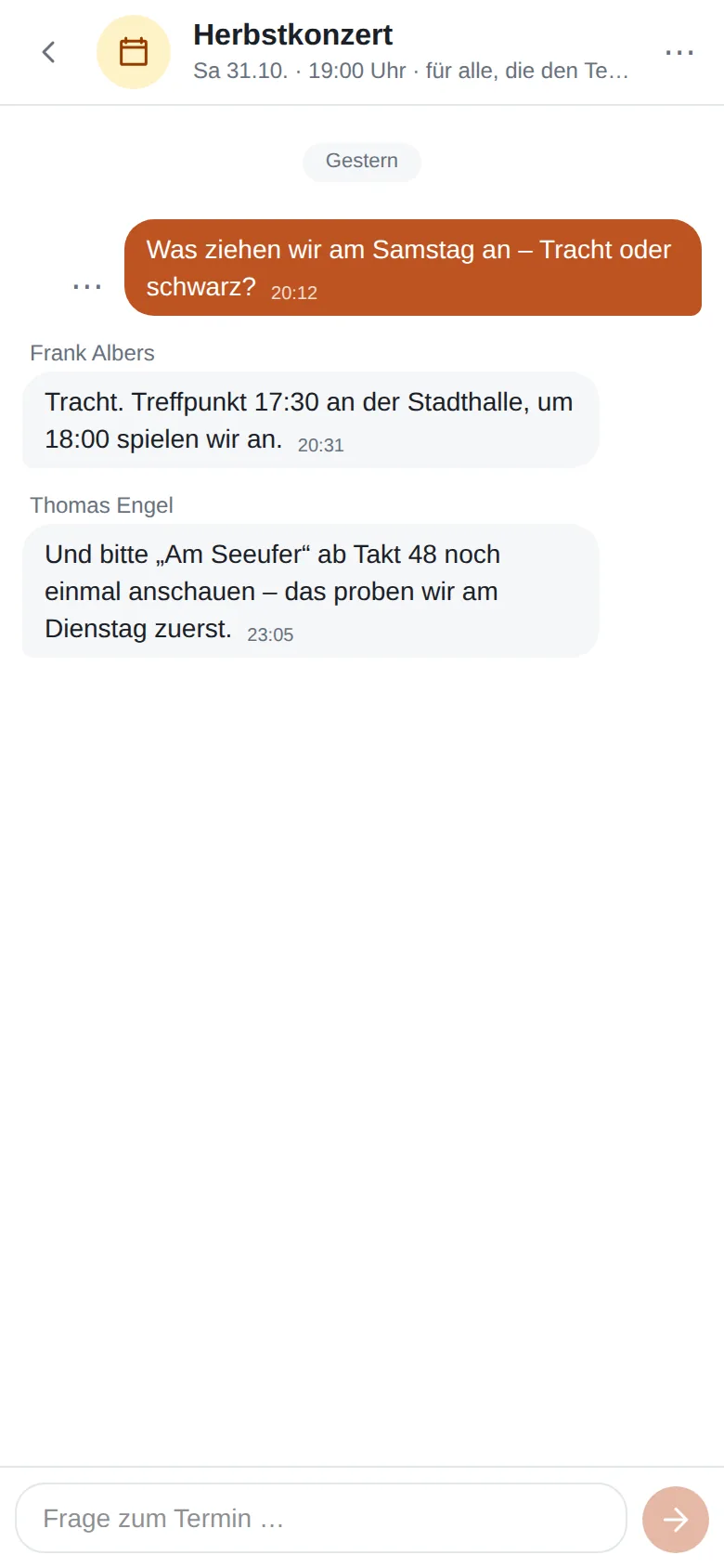 Fragen zum Herbstkonzert am Handy: „Was ziehen wir am Samstag an – Tracht oder schwarz?“ Die Antwort: „Tracht. Treffpunkt 17:30 an der Stadthalle.“ Dazu ein Hinweis des Dirigenten für die Probe.