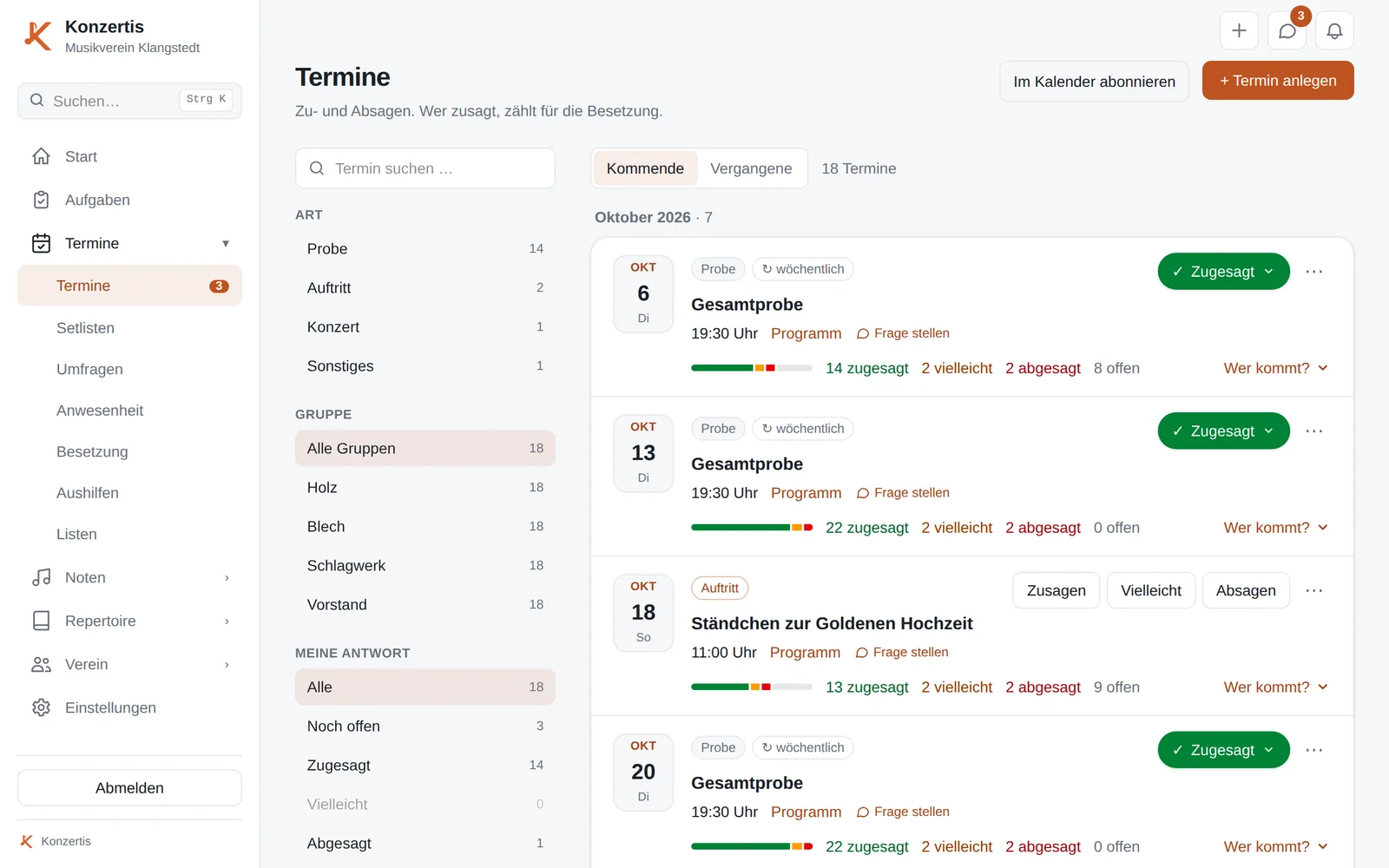 Die Terminliste im Browser: wöchentliche Gesamtproben und ein Auftritt, je Termin wie viele zugesagt, vielleicht und abgesagt haben, daneben „Frage stellen“.